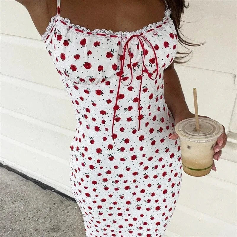 Robe blanche fleurie été moulante sans manches décolleté style bohème avec boisson glacée à la main