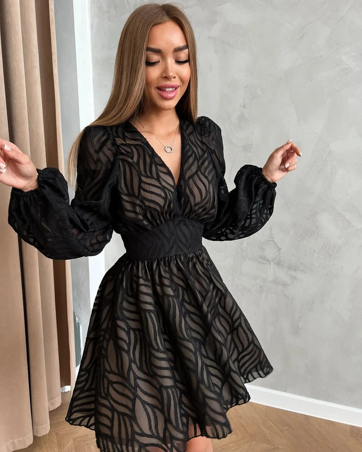 Robe de soirée chic noire courte manches longues transparente avec motifs fluide décolleté élégante pour femme