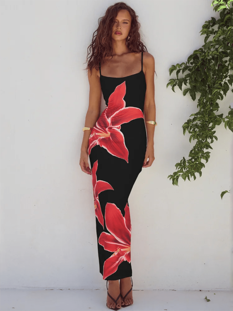 Robe noire longue à bretelles spaghetti et motif floral rouge, style soirée chic et féminin, convenant pour cocktail ou gala.