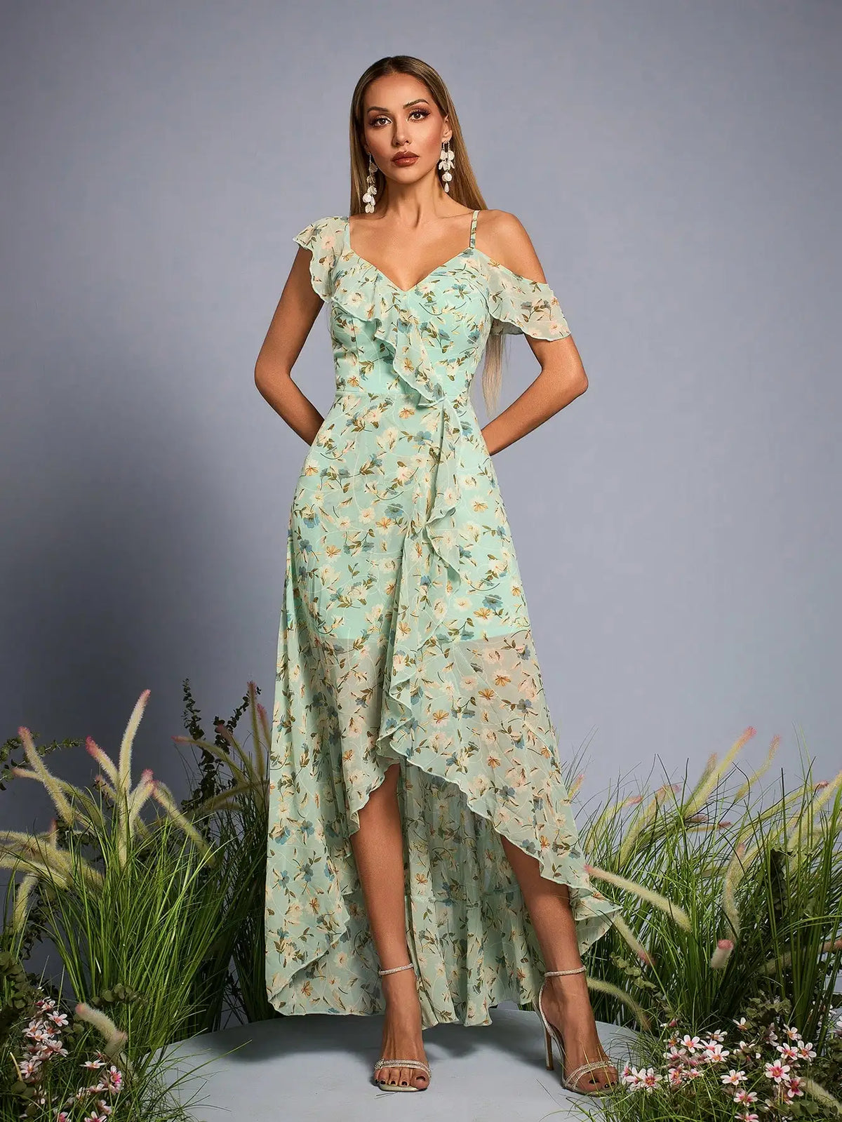 Robe fleurie asymétrique à épaules dénudées