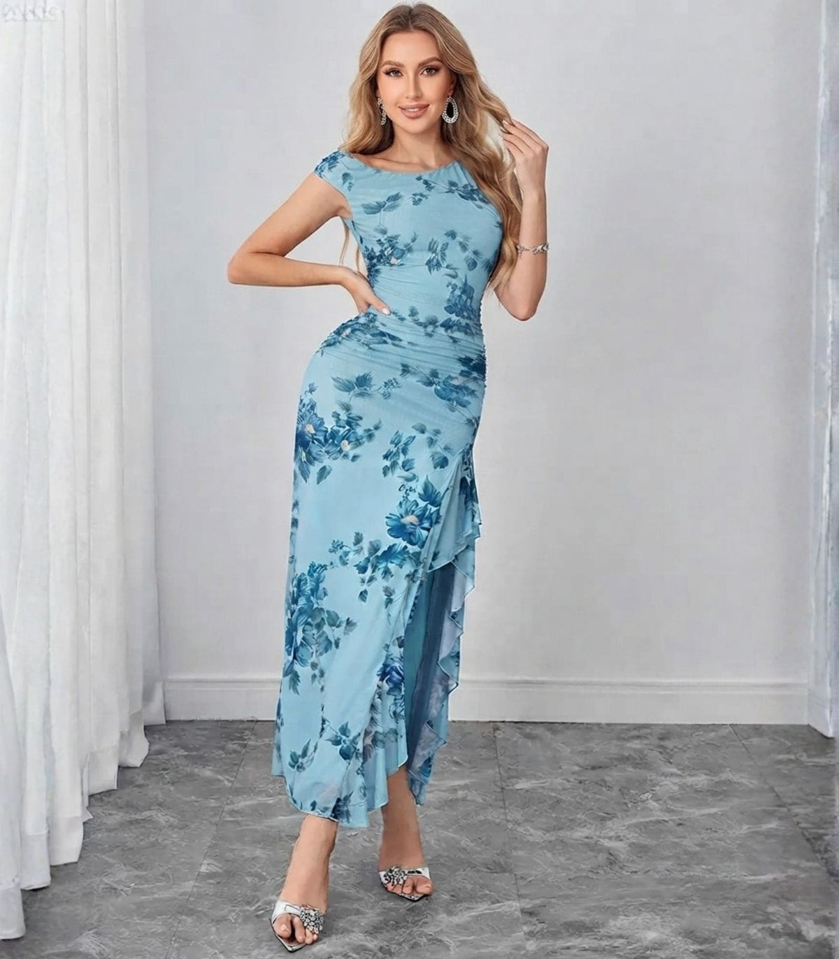 Robe fleurie bleue asymétrique pour été