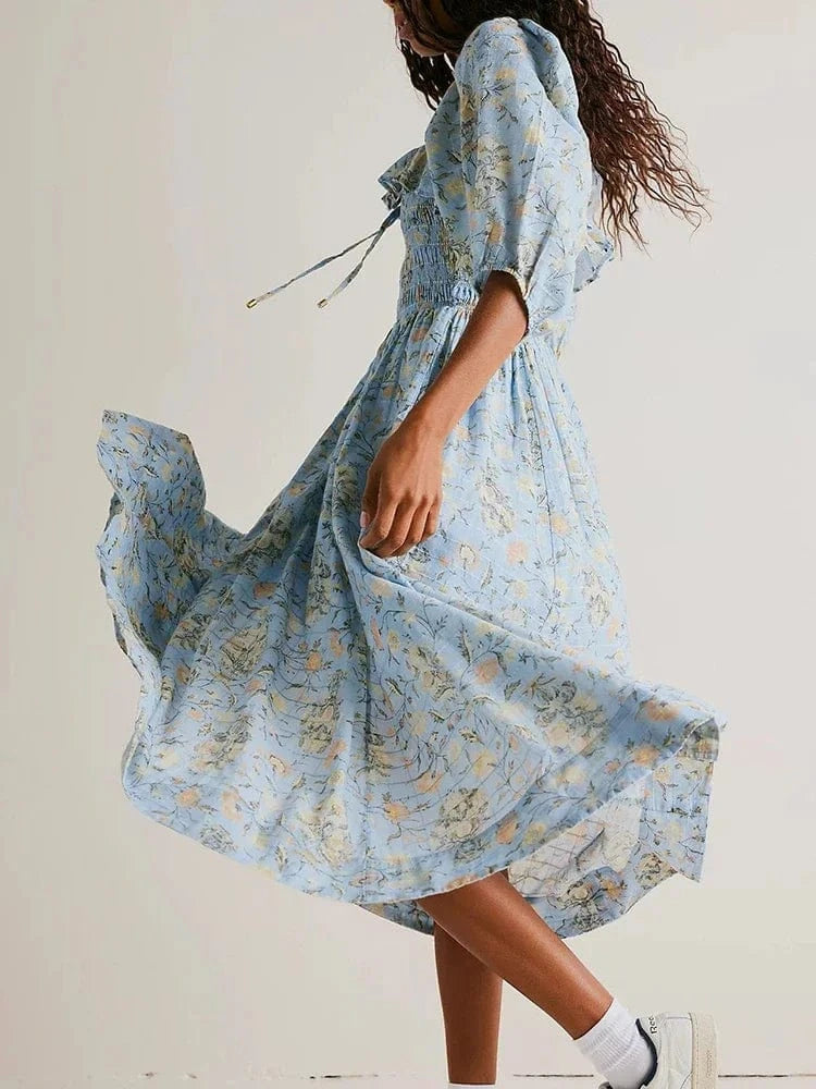 Robe été bohème fleurie bleu midi évasée à manches courtes parfaite pour une journée plage casual chic
