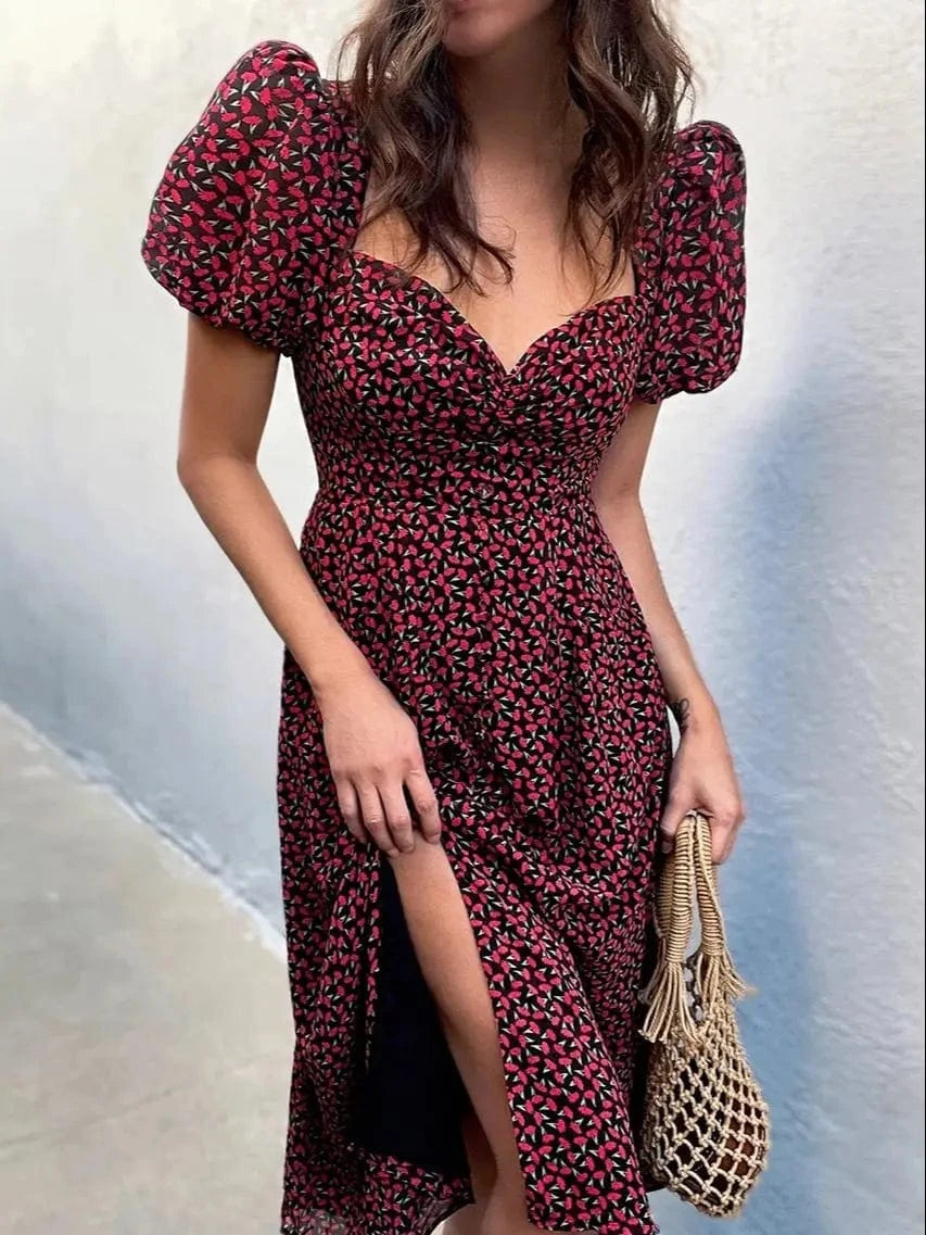 Robe fleurie longue manches courtes bohème été fendue avec sac filet beige, idéale pour look casual élégant