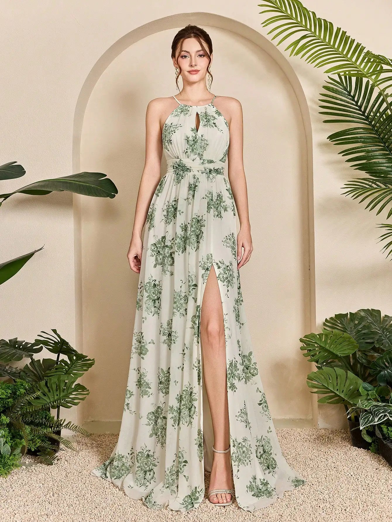 Robe fleurie longue fendue sans manches