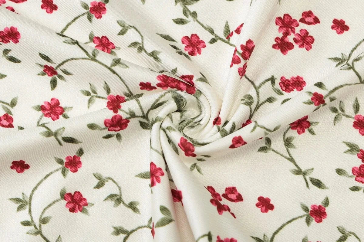 Robe été bohème fleurie blanche longue tissu imprimé fleurs rouges et vertes, idéale pour un style champêtre