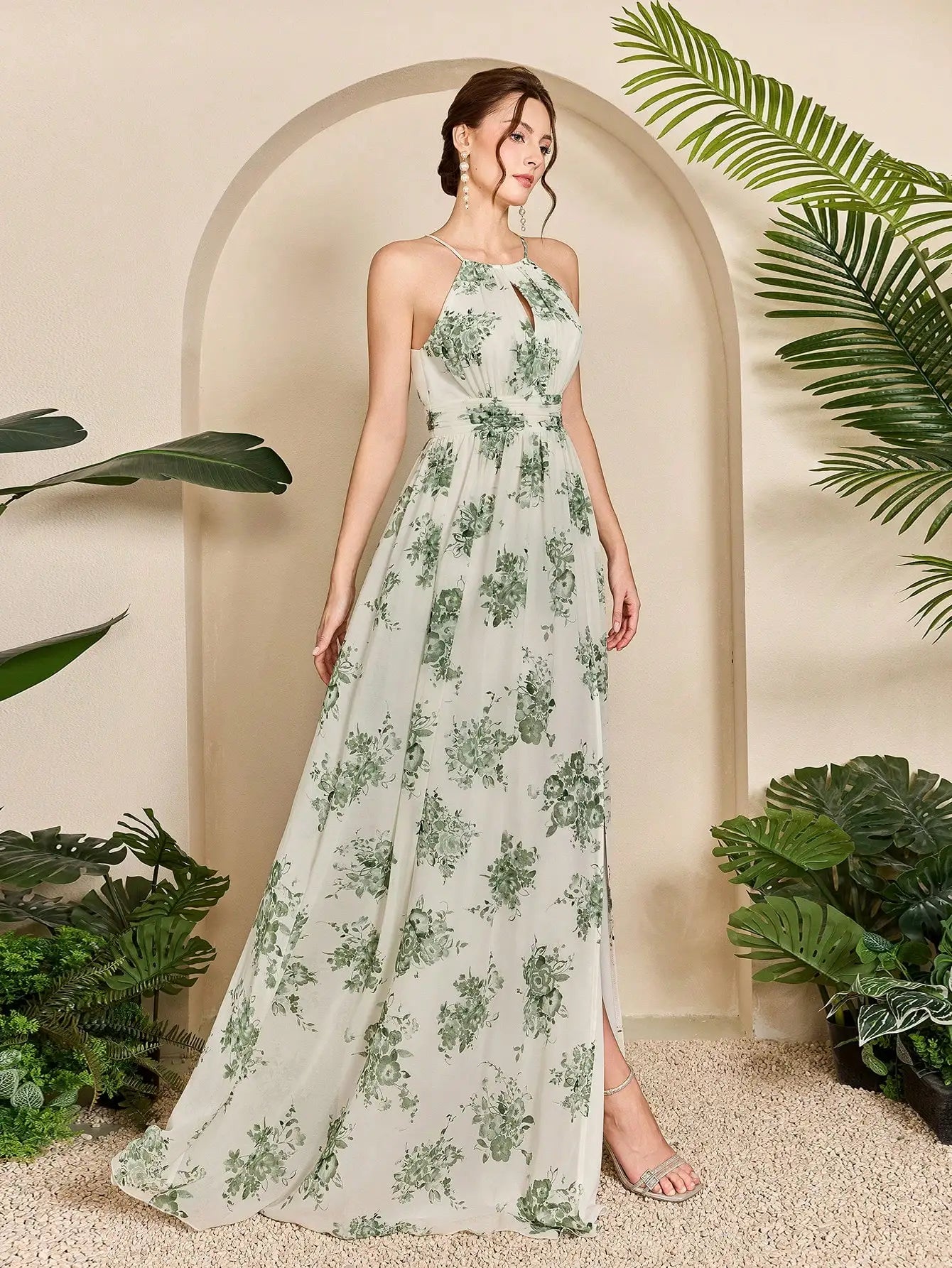 Robe fleurie longue fendue sans manches