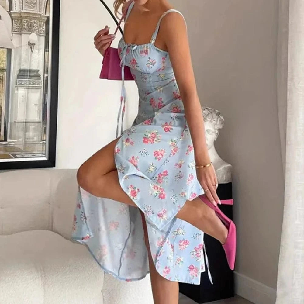 Robe été fleurie bleu mi-longue style bohème fendue sans manches pour sortie casual avec sac rose