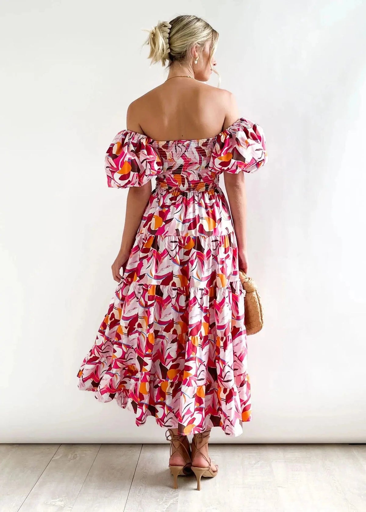 robe fleurie midi d'été épaules dénudées style champêtre invitée mariage ou soirée bohème chic