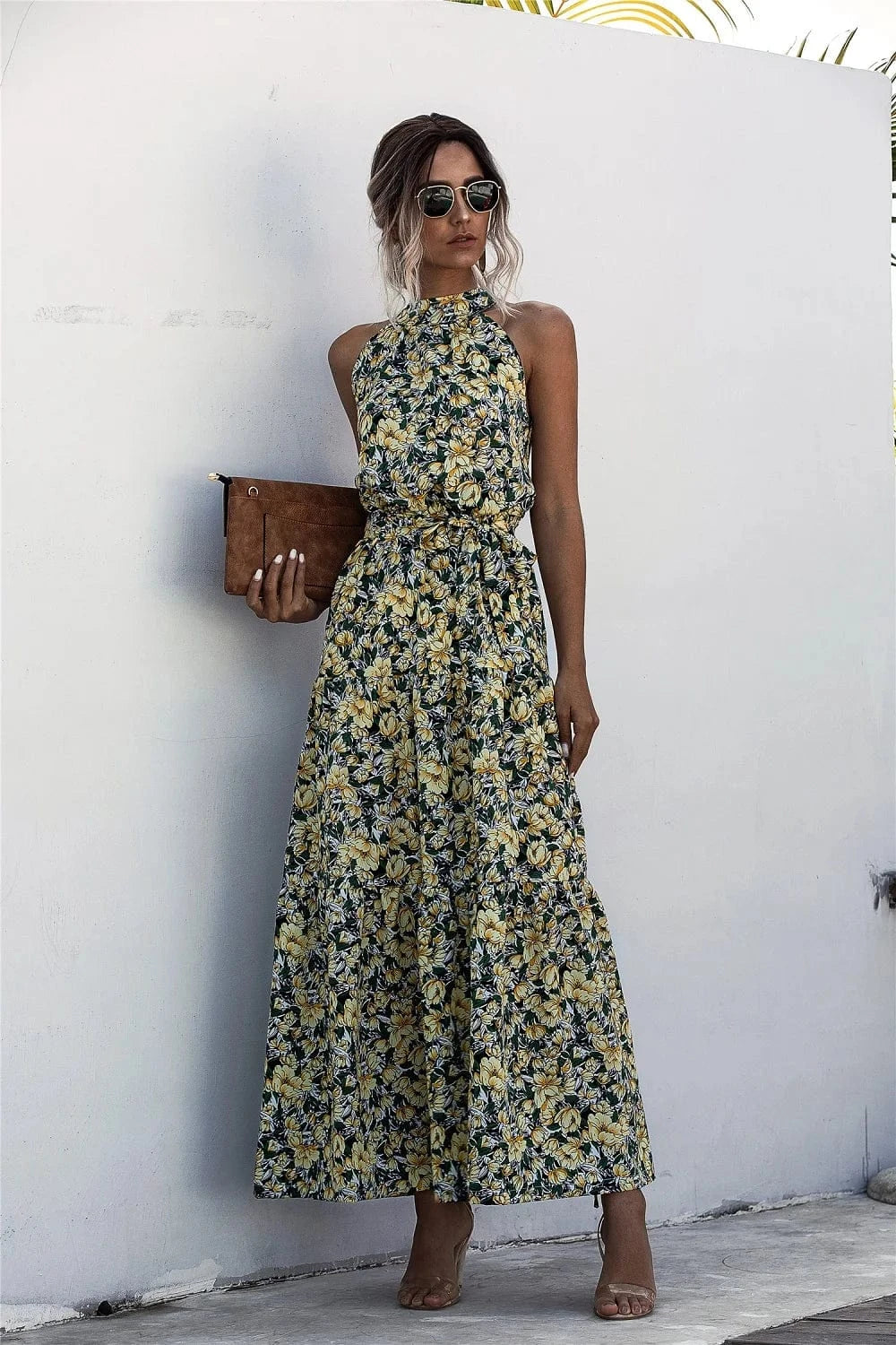 Robe longue fleurie bohème été sans manches verte et jaune pour plage ou mariage invité, femme avec pochette