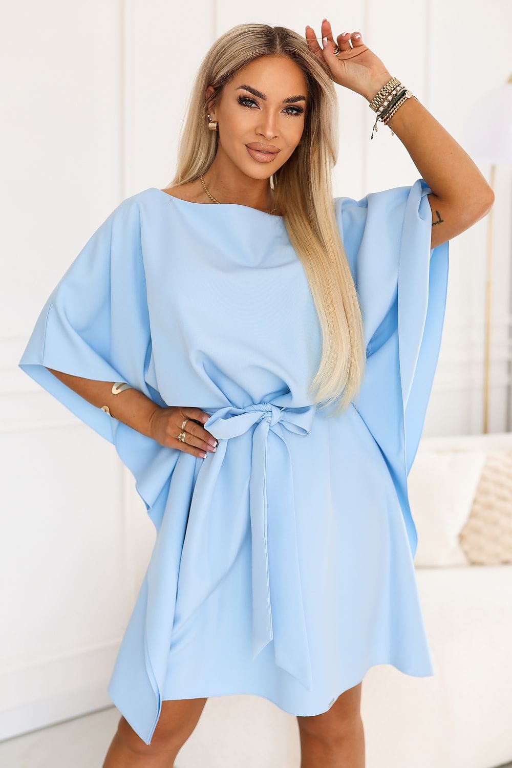 Robe courte fluide femme été bleue style bohème chic manches courtes ceinturée idéale pour cocktail
