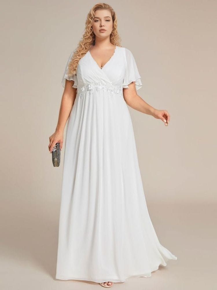 Robe longue blanche grande taille mariage chic avec manches courtes et décolleté élégant, accessoire pochette