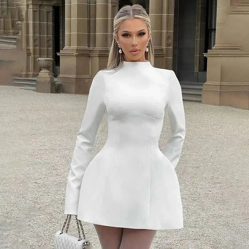 Robe courte blanche soirée chic à manches longues silhouette princesse, accessoire sac matelassé élégant