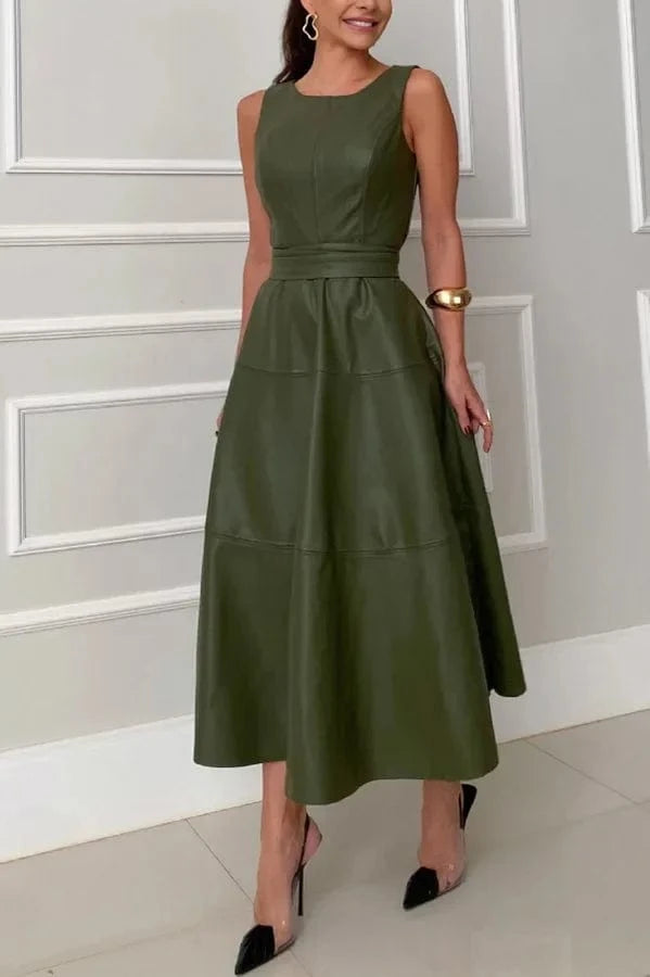 Robe midi verte chic sans manches évasée pour soirée mariage invitée élégante avec accessoires dorés