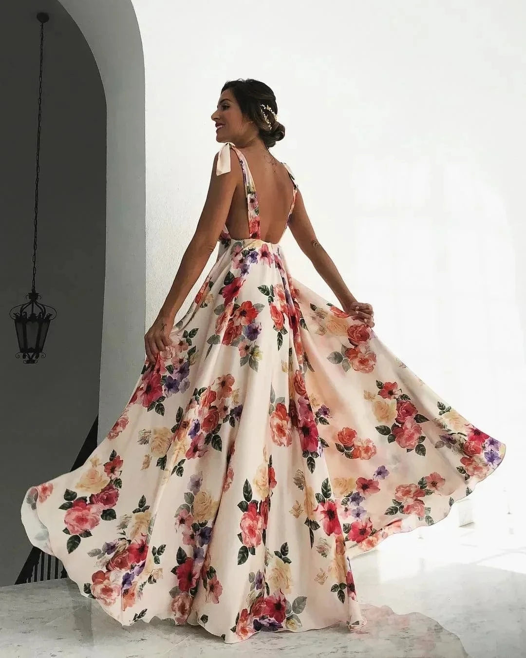 Robe longue bohème été fleurie dos nu décolleté beige à fleurs colorées pour mariage invité chic