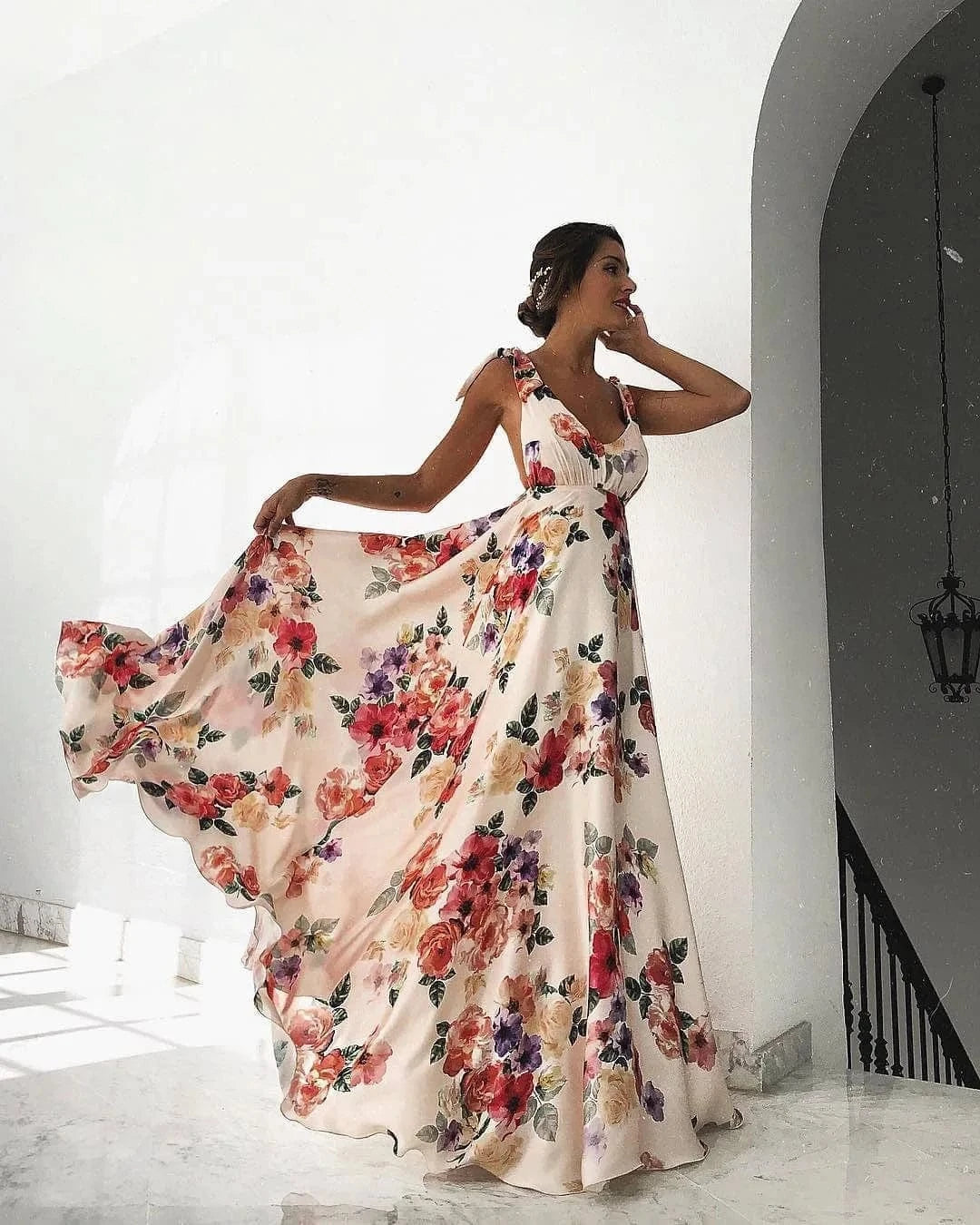 Robe longue fleurie bohème mariage invité chic en satin fluide décolleté sans manches été élégante
