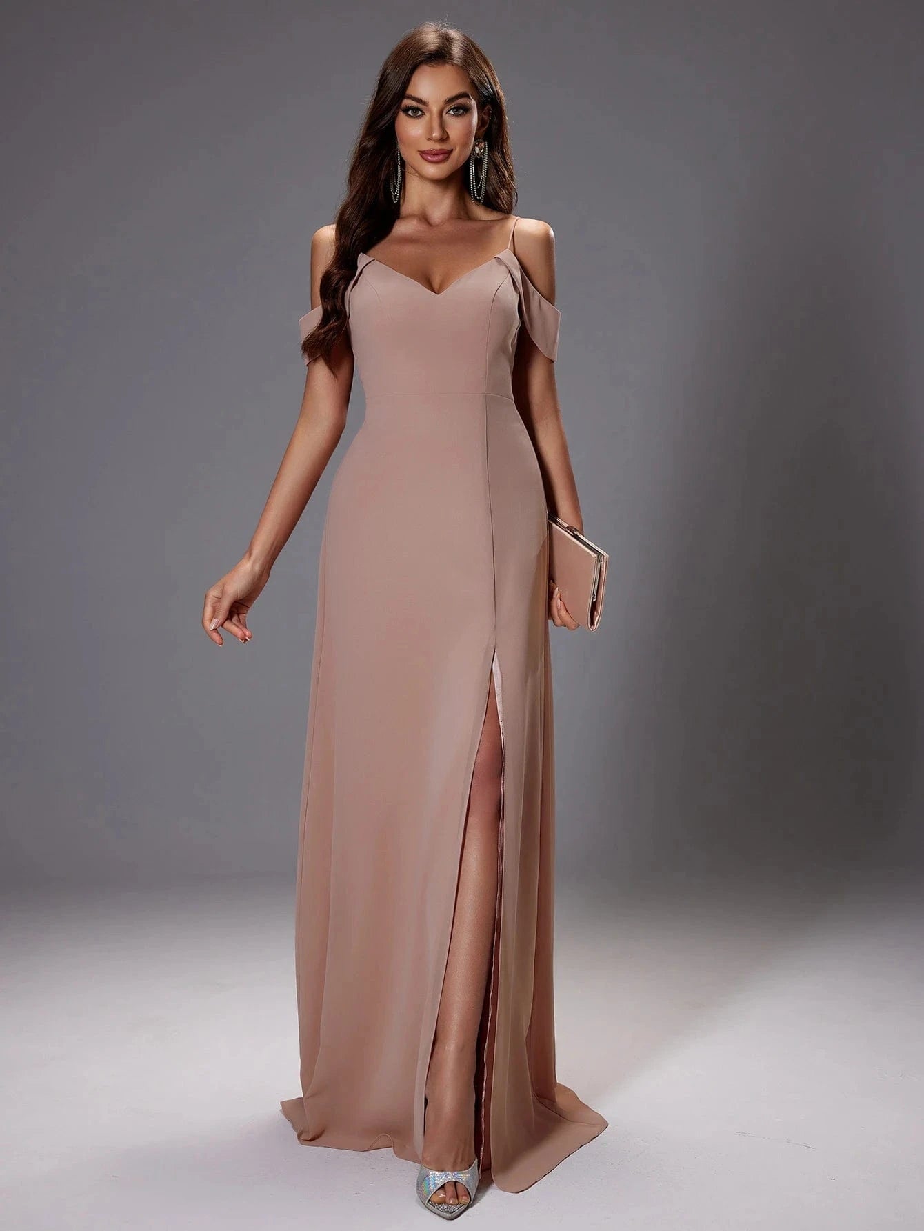 robe chic beige pour invitée de mariage coupe trapèze mi-longue avec manches courtes élégantes