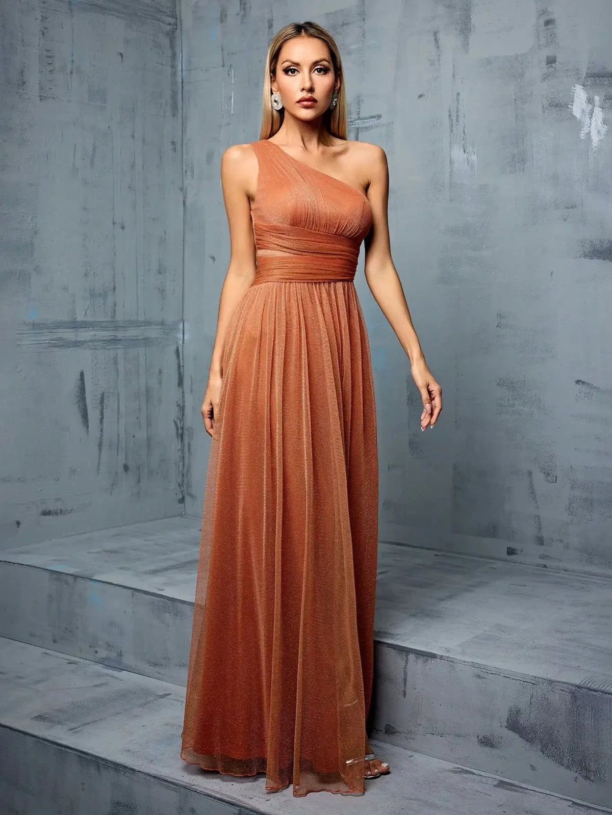 robe invitée mariage chic épaules dénudées longue fluide femme couleur rose poudré élégante