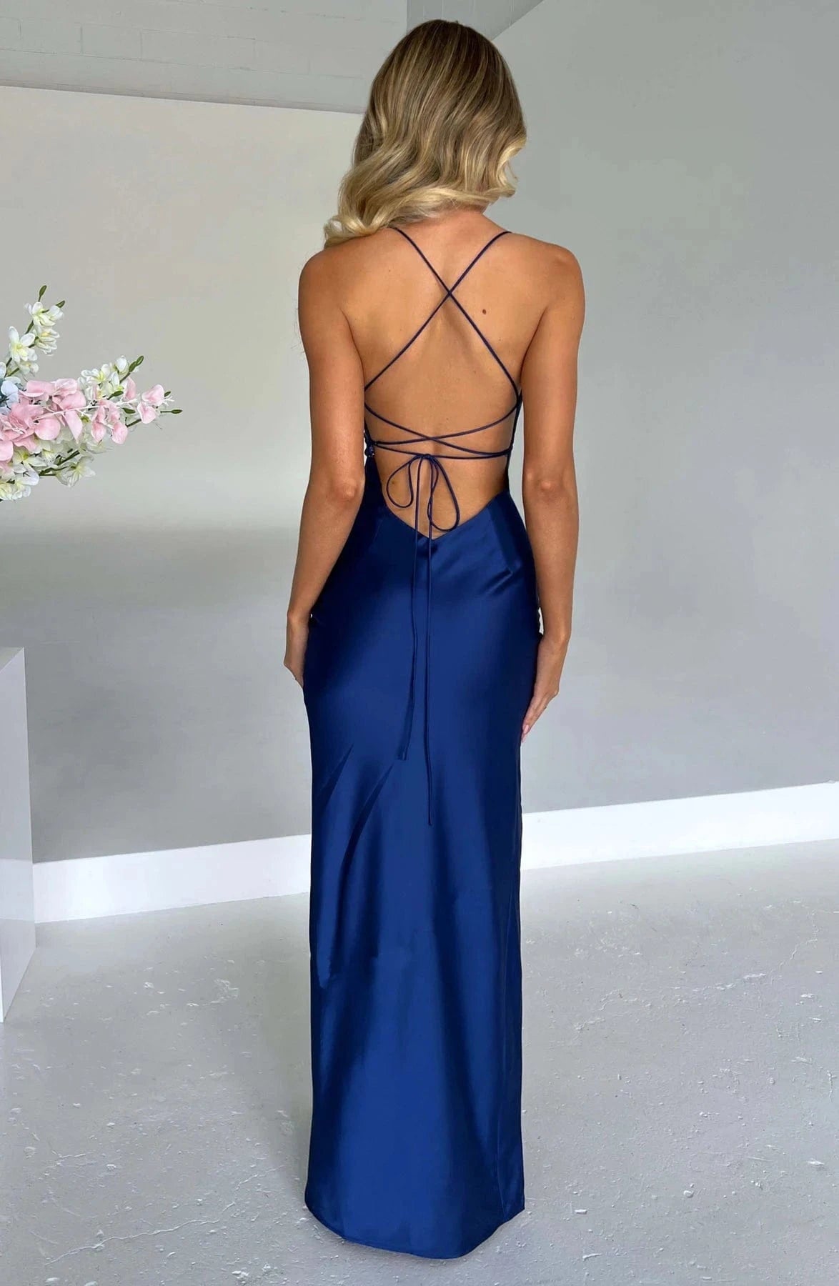 robe satin invitée mariage dos nu longue chic fluide verte fendue sans manches élégante