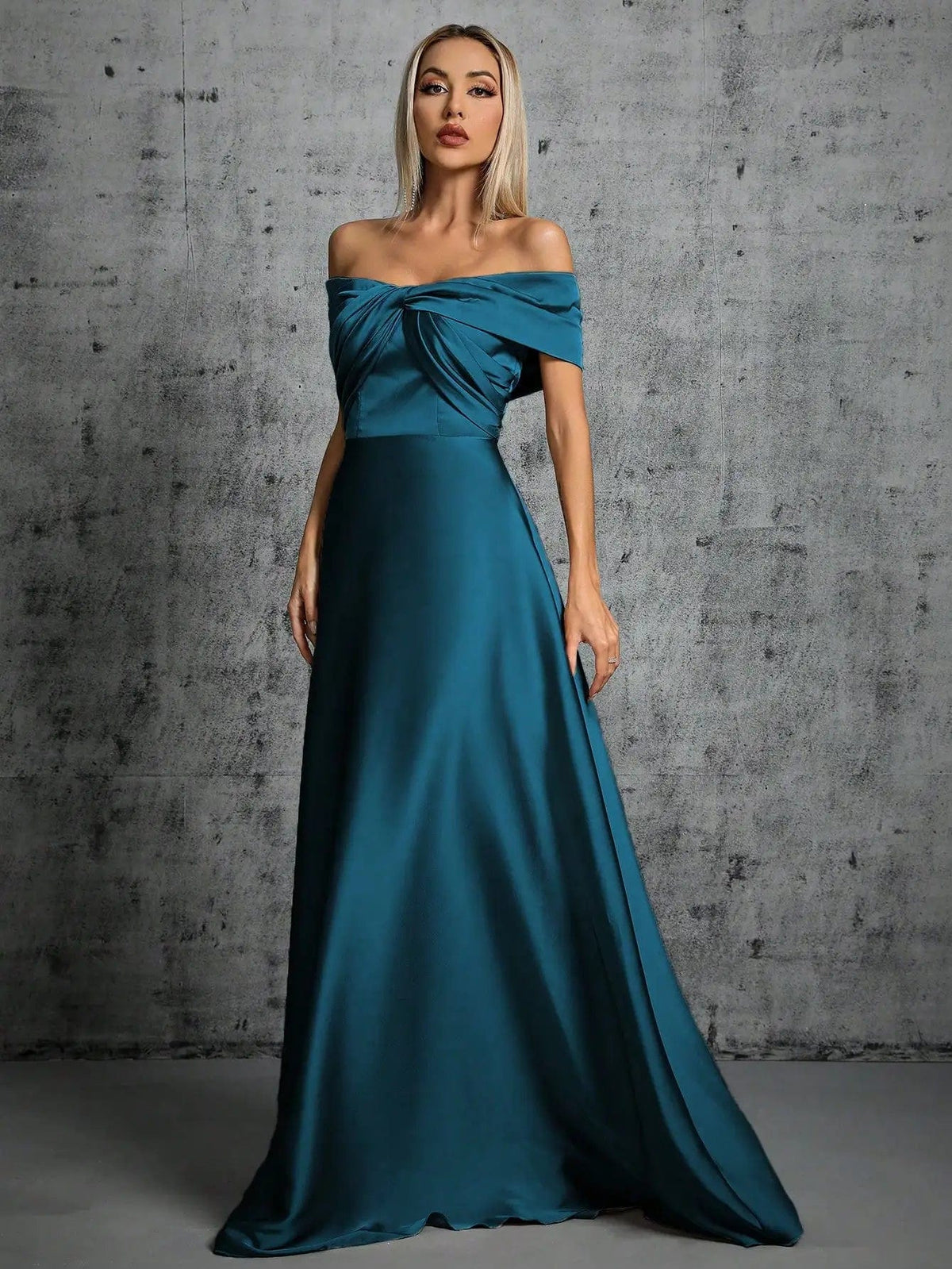Robe invitée de mariage taupe longue avec épaules dénudées, élégante et chic pour événement spécial.