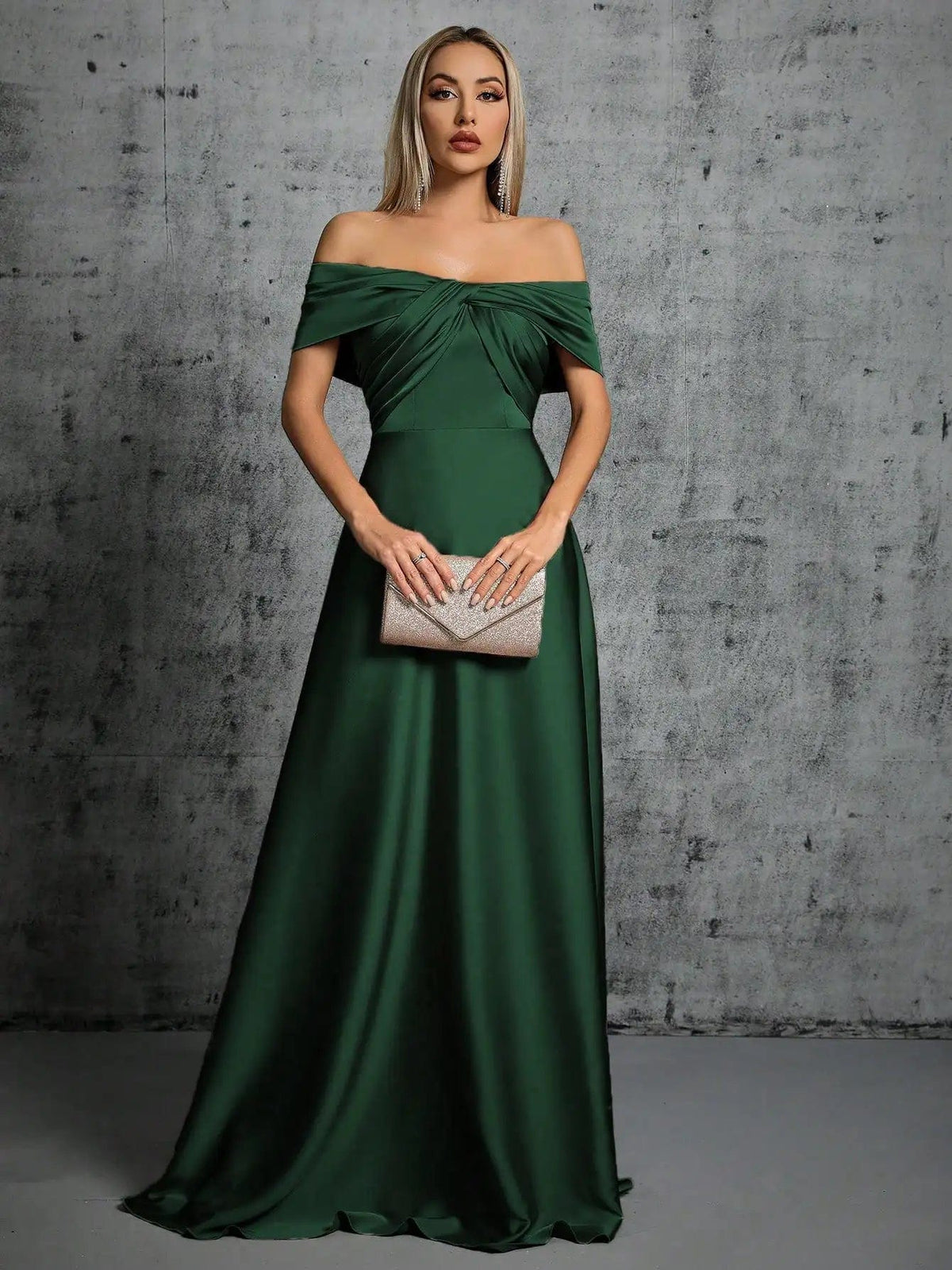 Robe invitée mariage verte longue épaules dénudées style chic et élégant pour soirée ou événement formel.