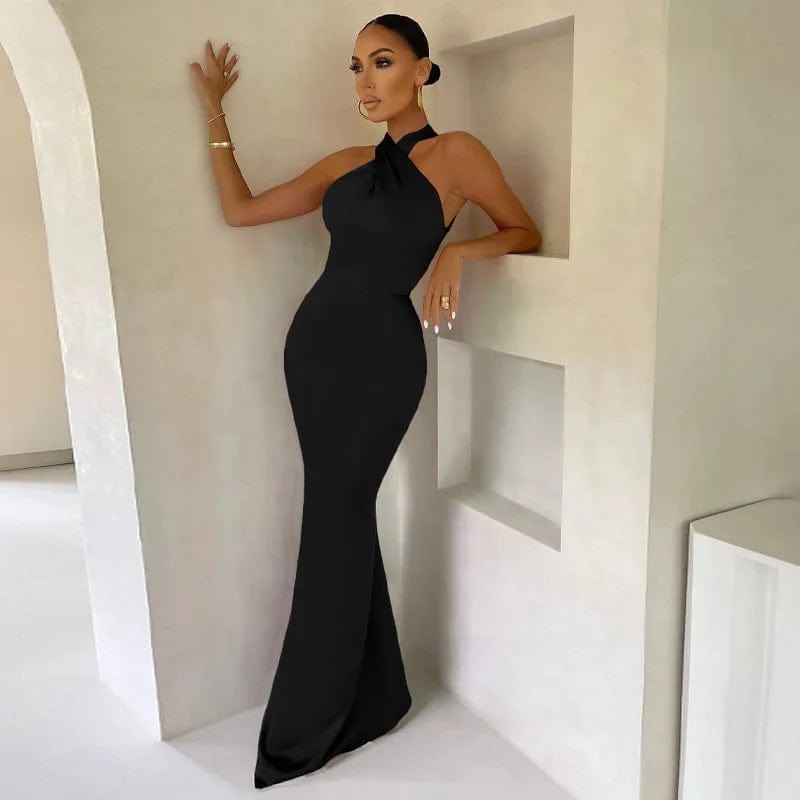 Robe noire chic pour mariage invité, longue avec silhouette moulante et col montant, sans manches, idéale pour soirée élégante.