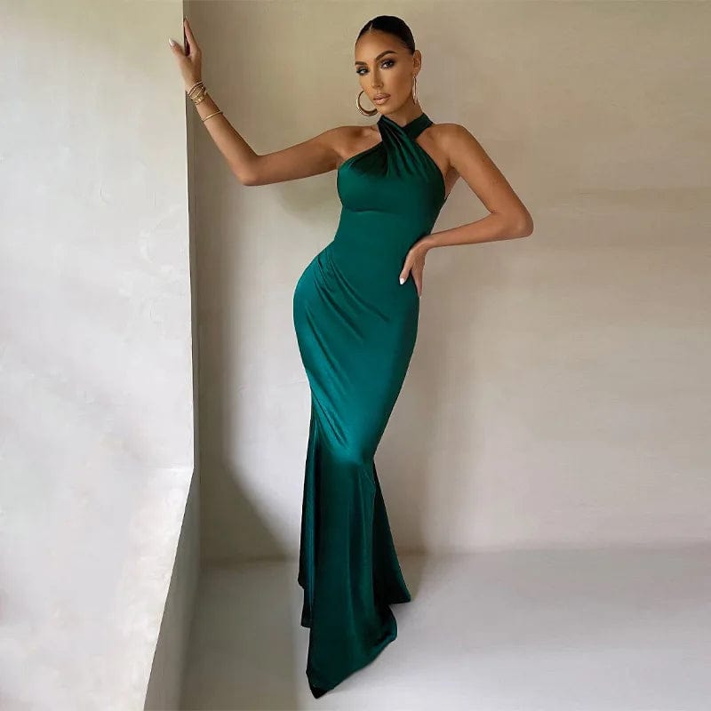 Robe invitée de mariage terracotta chic, longue sans manches et moulante pour silhouette élégante.