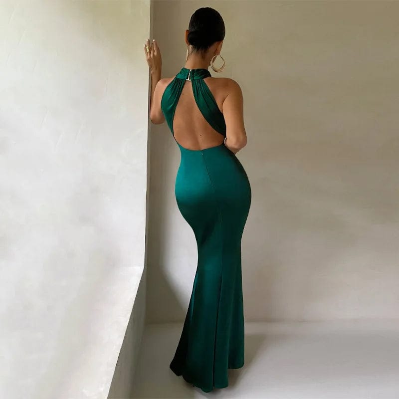 Robe invitée de mariage chic et moulante vert sauge sans manches avec dos nu, idéale pour un look élégant et raffiné.