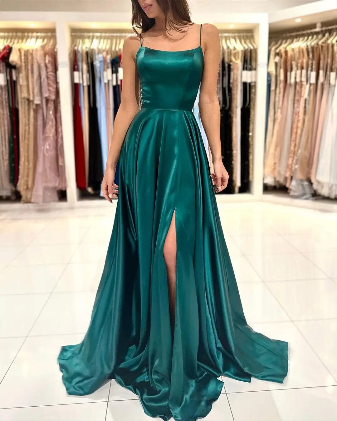 Robe invitée de mariage vert émeraude élégante, longue avec fente et sans manches, idéale pour soirée chic.