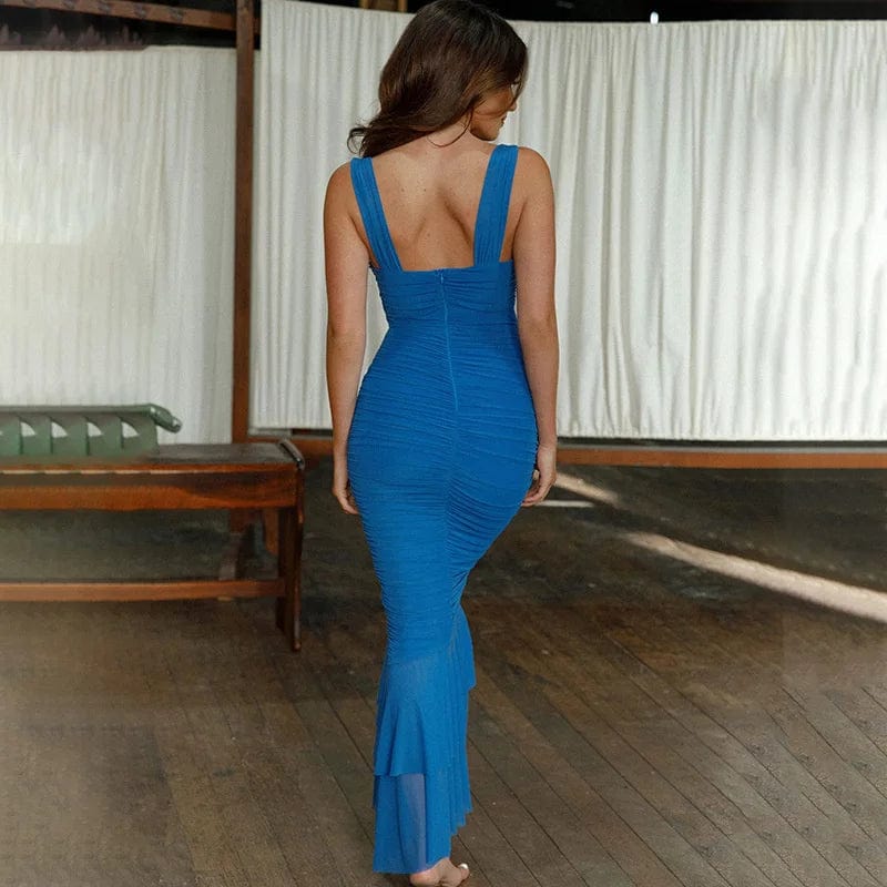 Robe longue bleue avec décolleté carré, style élégant pour soirée, dos nu, silhouette moulante et traîne fluide.