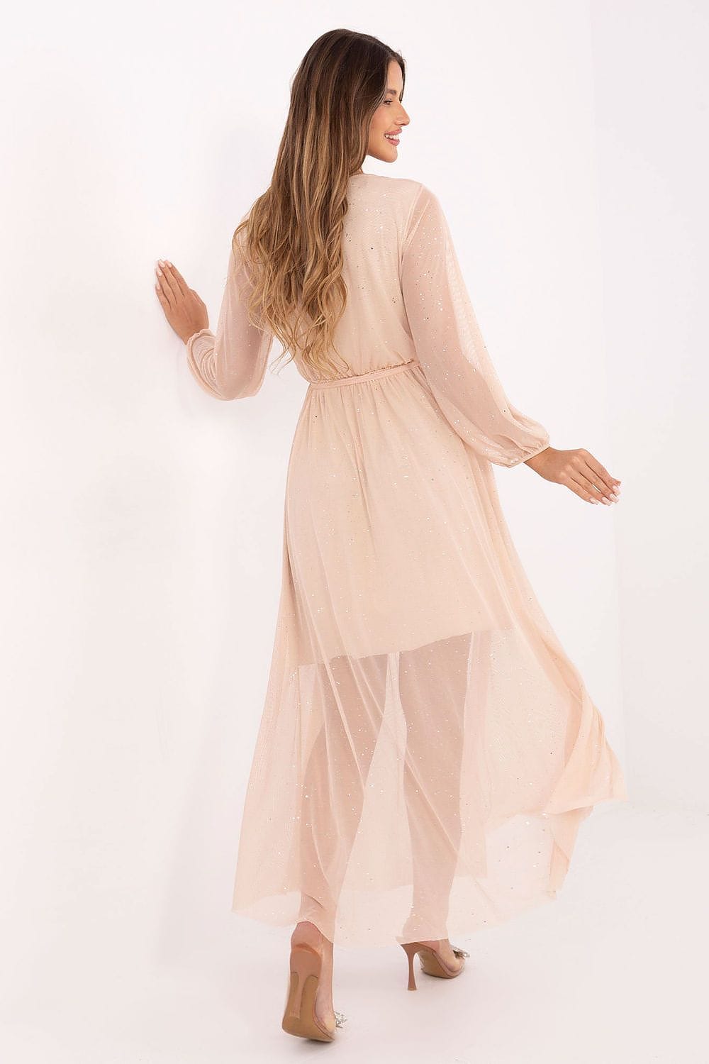 Robe longue soirée chic manches longues beige transparente élégante avec tissu fluide pour invitée mariage