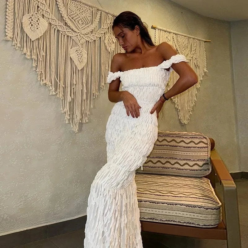 Robe de soirée chic longue blanche moulante épaules dénudées élégante pour mariage invité été