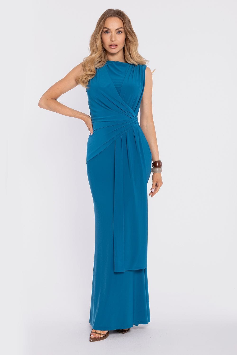 Robe de soirée chic longue bleue moulante sans manches pour invitée de mariage élégante femme moderne