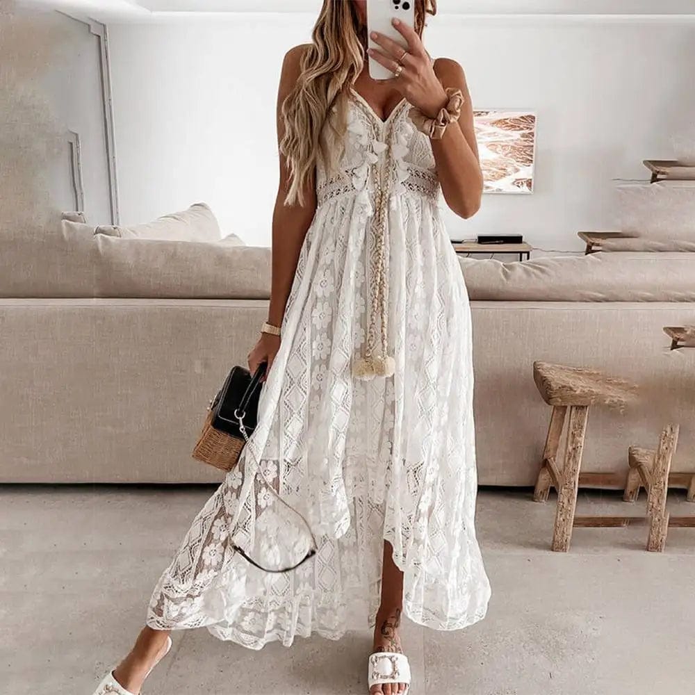 Robe longue bohème blanche en dentelle pour mariage invité chic, avec manches courtes et silhouette trapèze, idéale pour une soirée d'été.