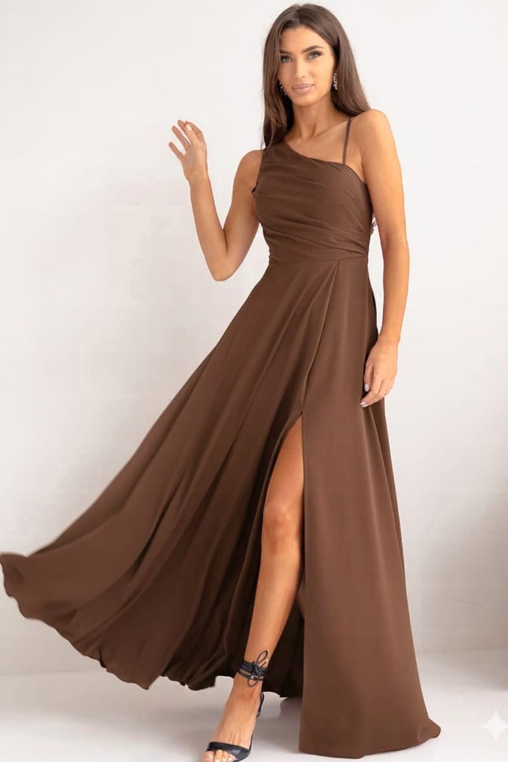 Robe de soirée longue fendue marron chic sans manches fluide style élégant pour mariage invitée femme
