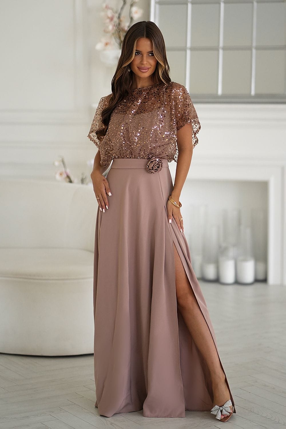 Robe de soirée longue rose poudré chic fendue manches courtes pailletée élégante style gala mariage invité