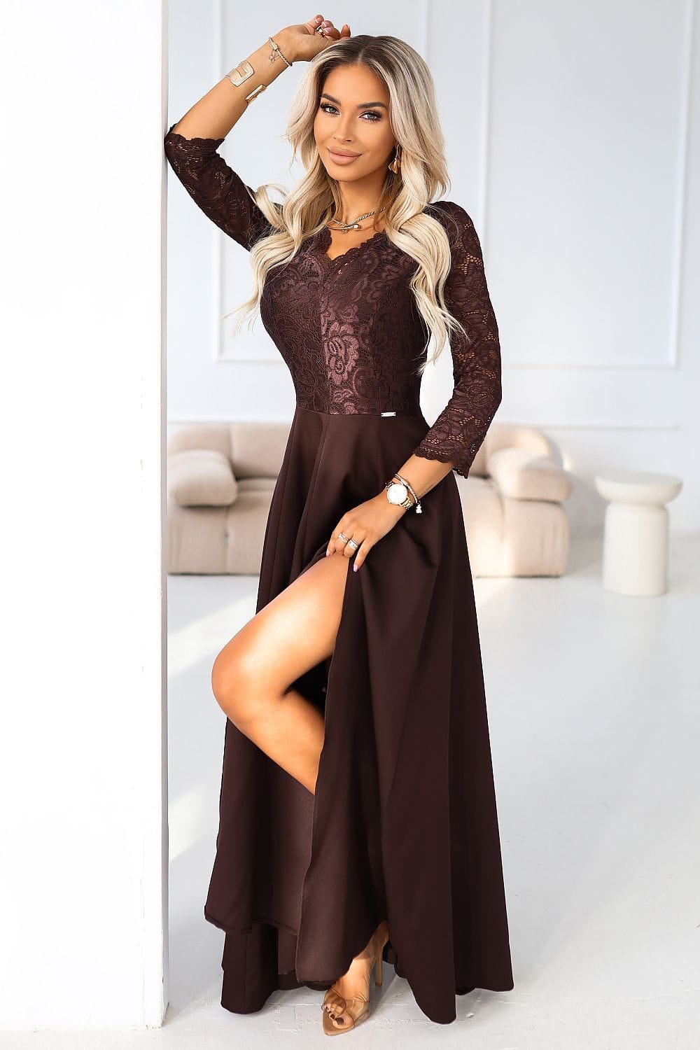 Robe de soirée longue fendue marron manches longues dentelle élégante pour mariage invité chic ou cocktail