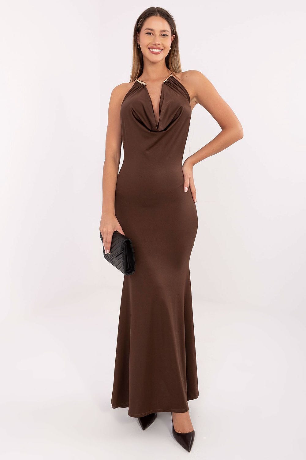Robe de soirée longue marron moulante dos nu chic avec pochette noire accessoire élégante pour femme
