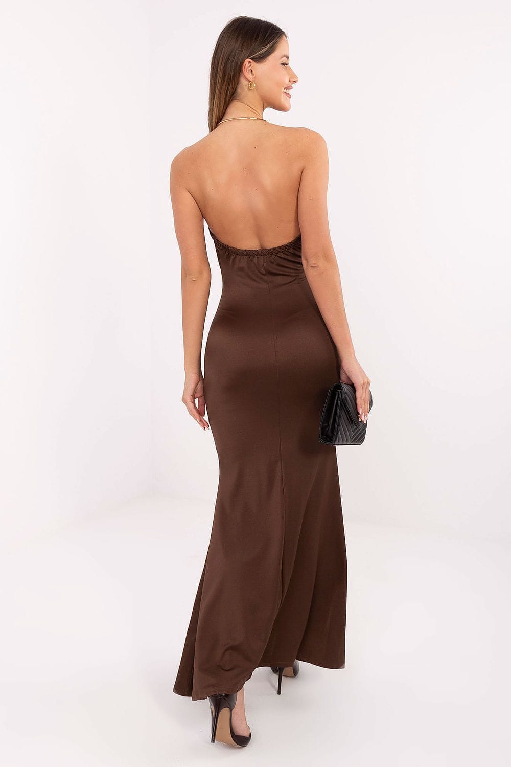 Robe de soirée dos nu longue marron moulante chic femme accessoires sac à main noir, élégante et tendance