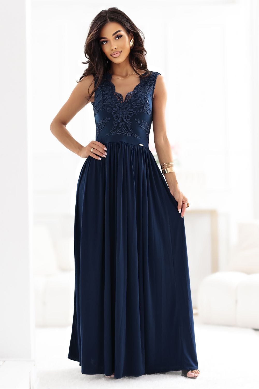 Robe de soirée longue bleu sans manches décolleté chic élégante pour mariage invité ou gala femme