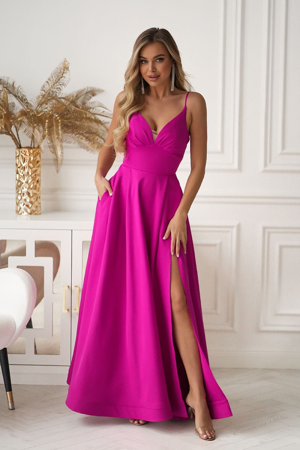 Robe de soirée chic longue fendue rose élégante décolleté sans manches pour évènement mariage ou cocktail