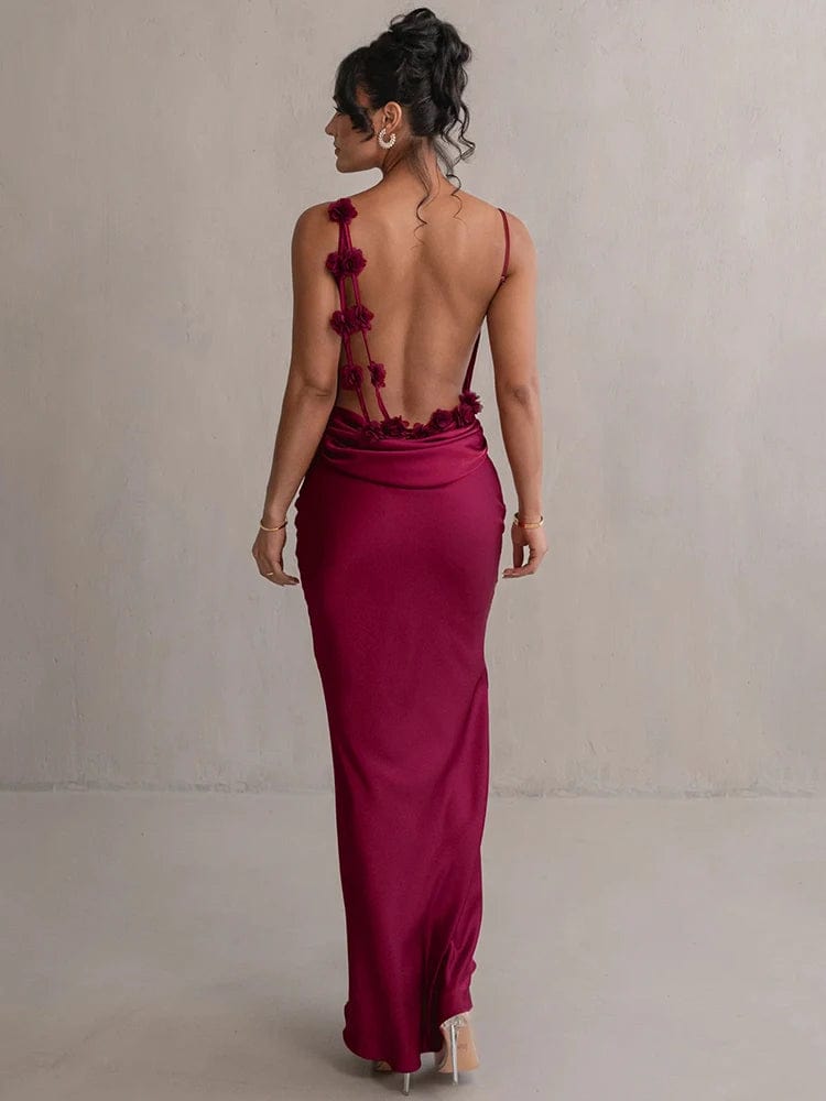 Robe longue bordeaux dos nu avec bretelles spaghetti pour soirée élégante, style moulant avec détails fleuris, parfaite pour cocktail ou gala.