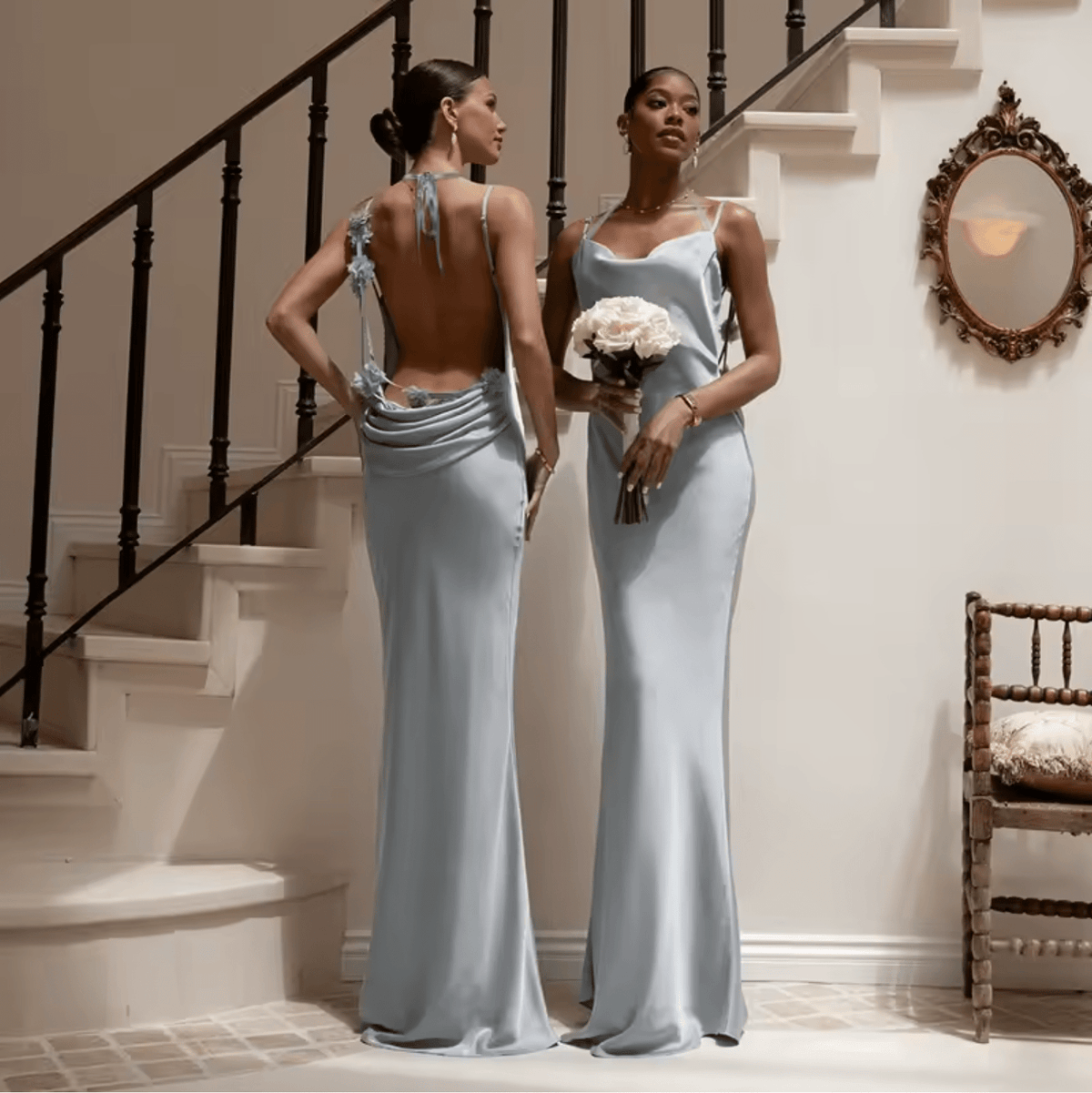 Robe longue satinée bleue dos nu soirée mariage chic élégante avec bouquet, idéale demoiselle d’honneur