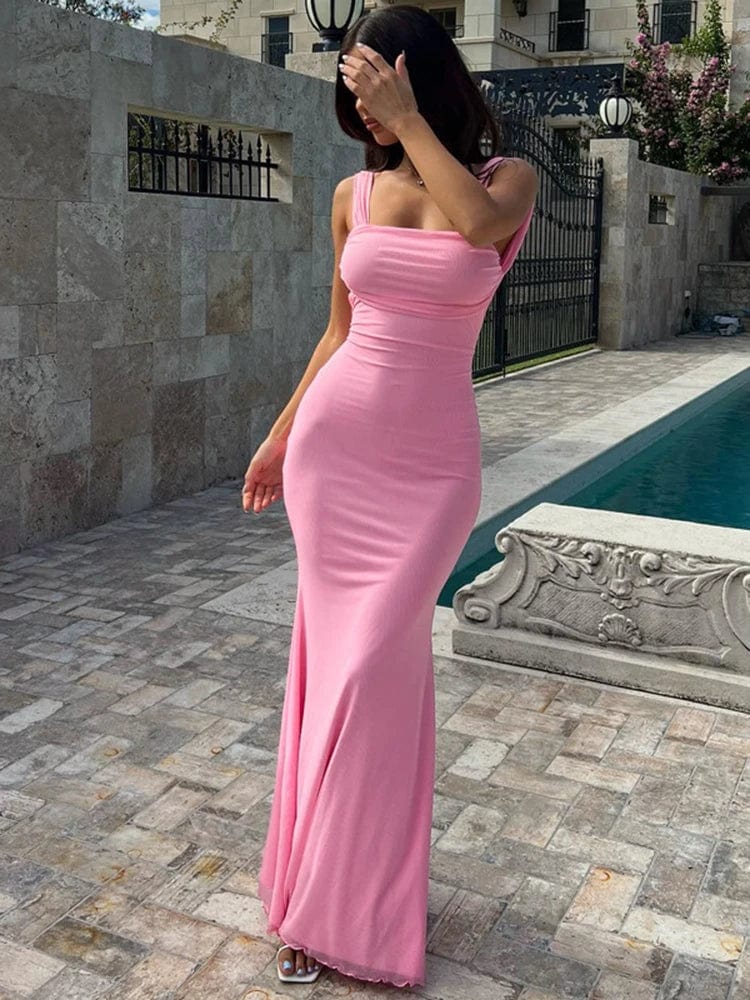 Robe longue rose bonbon dos nu, style chic et élégante, parfaite pour une soirée ou un cocktail, silhouette moulante avec épaules dénudées.