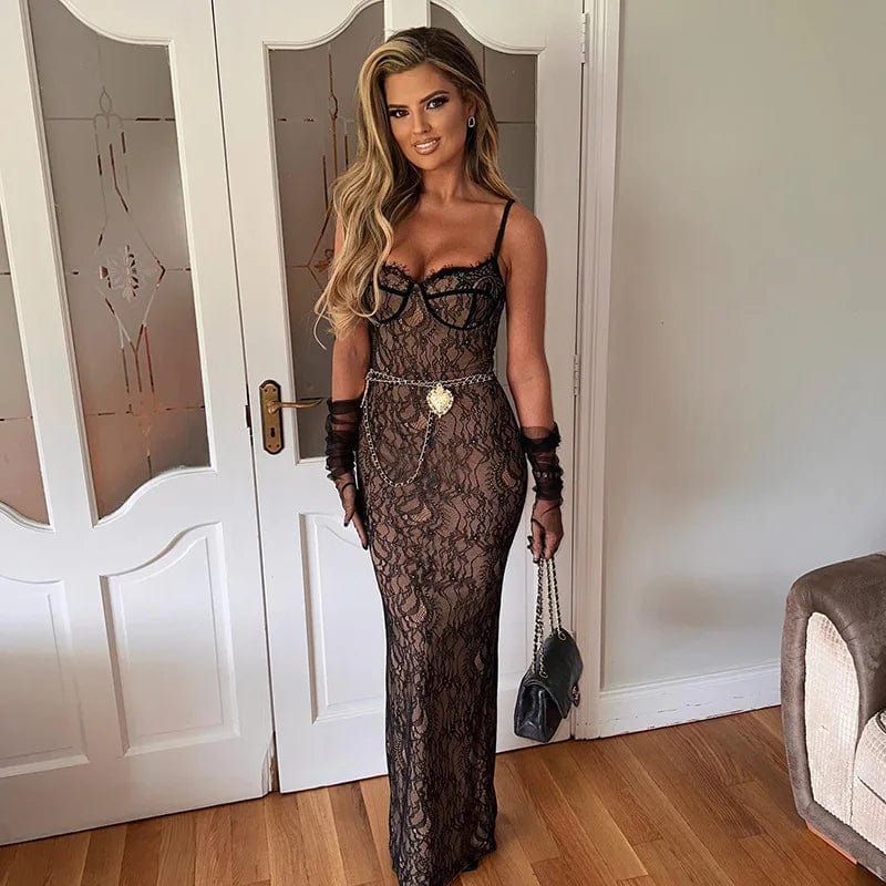 Robe longue noire en dentelle, style soirée chic avec manches longues et silhouette moulante, idéale pour gala ou cocktail.