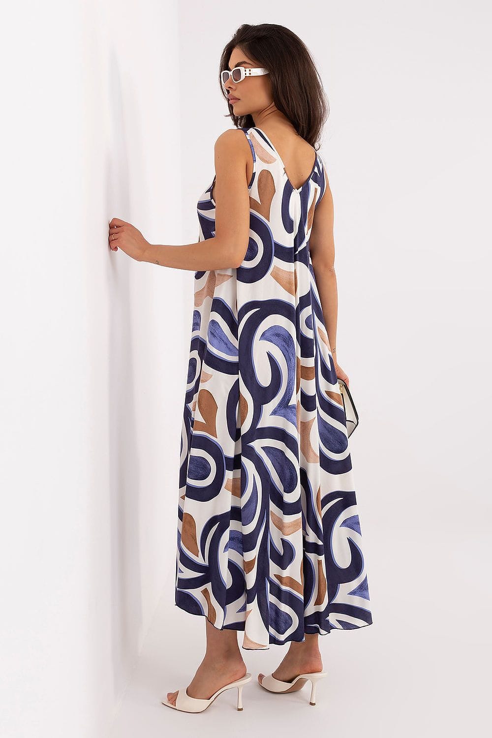 Robe été fluide longue sans manches blanche et bleue motif géométrique style bohème pour plage