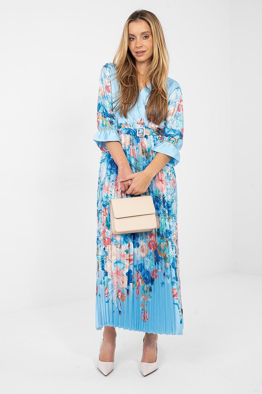 Robe été plissée longue fleurie bleu à manches longues avec ceinture, pochette écrue élégante et escarpins