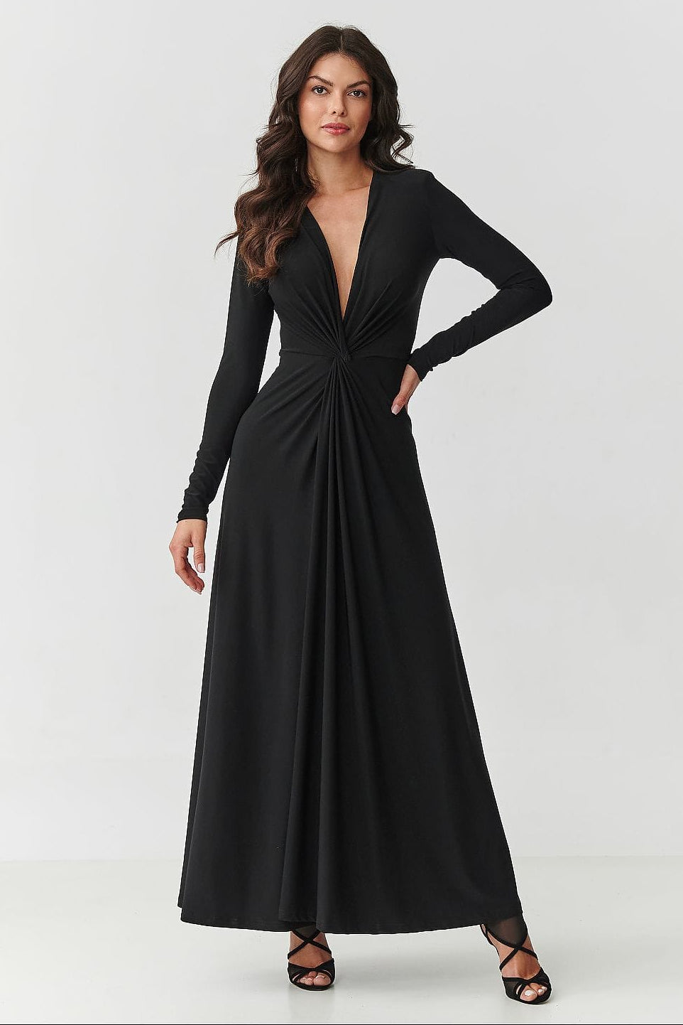Robe de soirée chic noire longue décolleté profond manches longues élégante idéale pour événement habillé femme