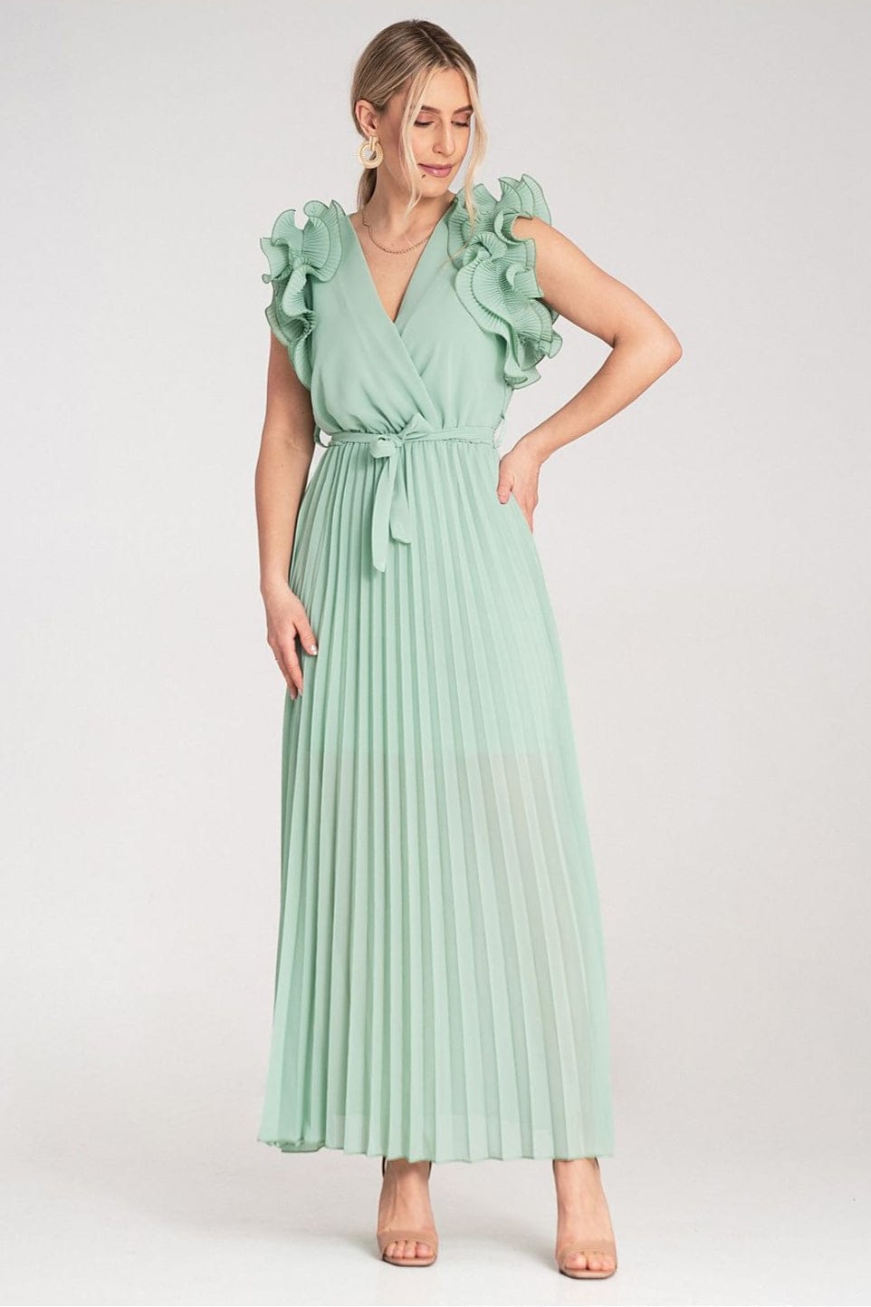 Robe longue plissée verte bohème chic pour mariage invitée avec épaules dénudées et ceinture
