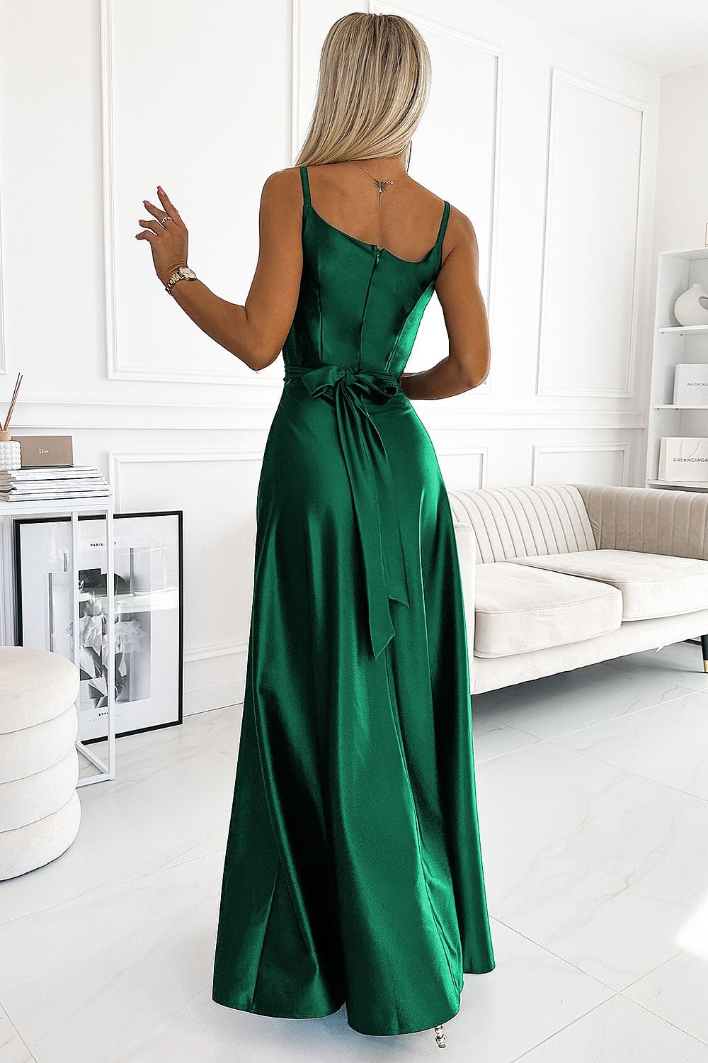robe de soirée chic longue fendue pour gala ou mariage, fluide et élégante, manches longues, noire