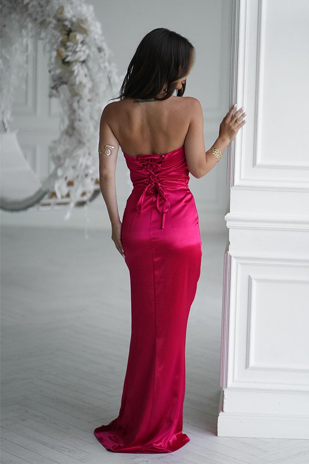 Robe longue soirée chic moulante dos nu rouge satin sans manches élégante pour mariage invité ou gala